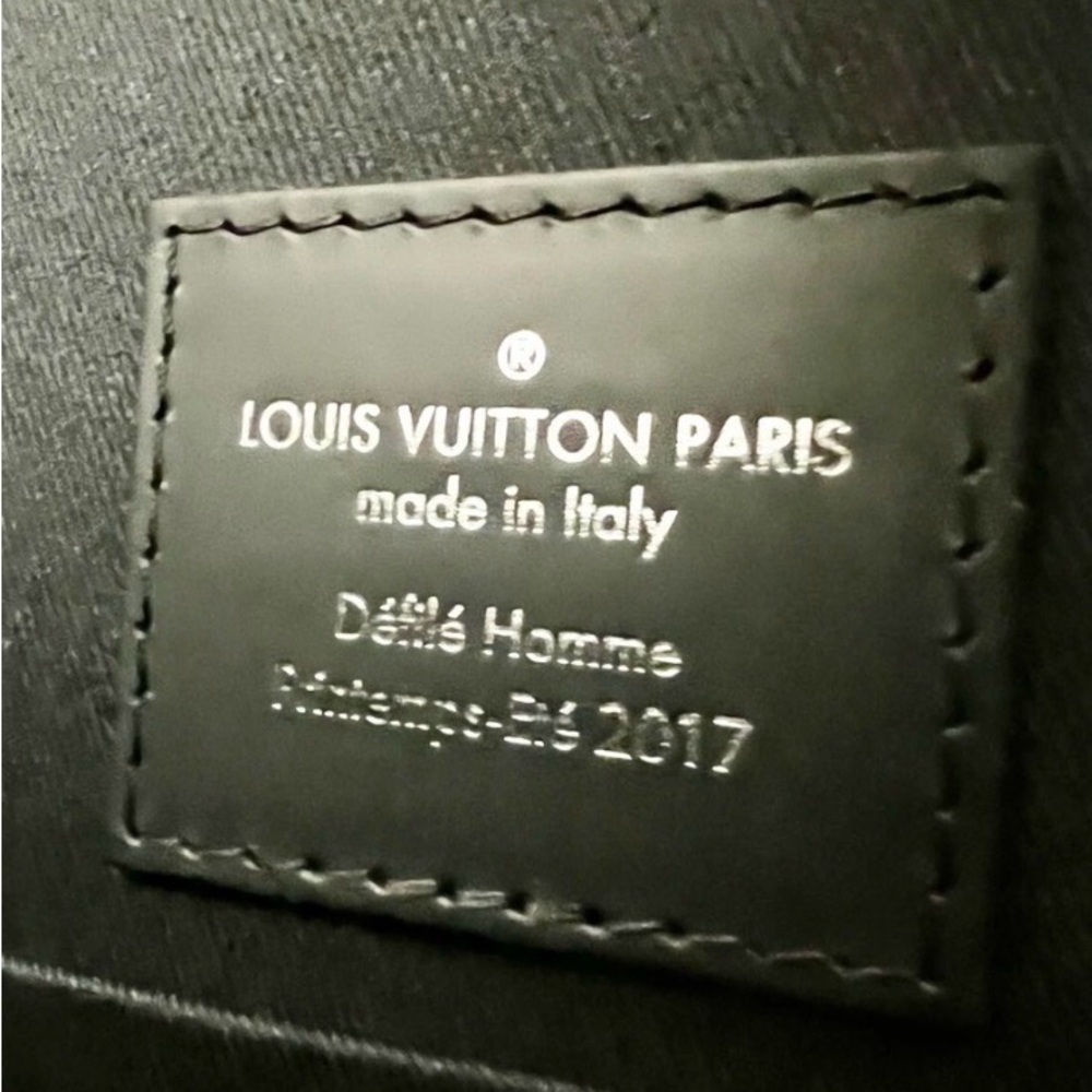 Louis Vuitton Monogram Savane Messenger PM men’s bag - Picture 7 of 9